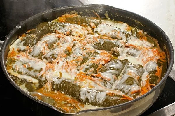 Готовую долму подавать со сметаной или соусом тар-тар.