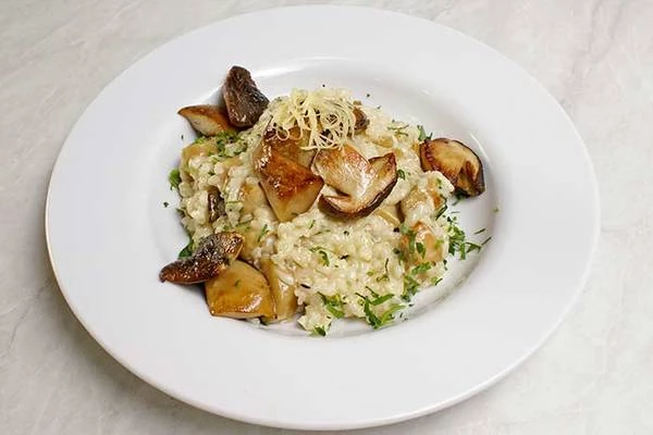 Оформить обжаренными грибами и зеленью петрушки.