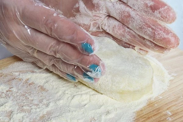 Обвалять получившиеся зразы в муке.