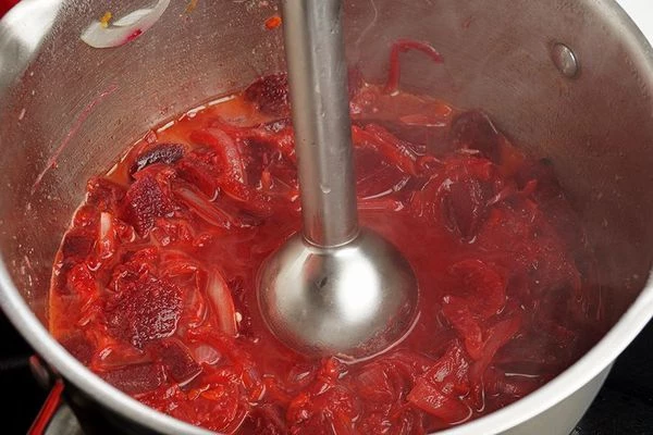 Довести свекольник до вкуса солью, перцем. Пробить блендером до однородной консистенции, остудить.