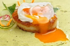 Крем-суп из петрушки с яйцом пашот