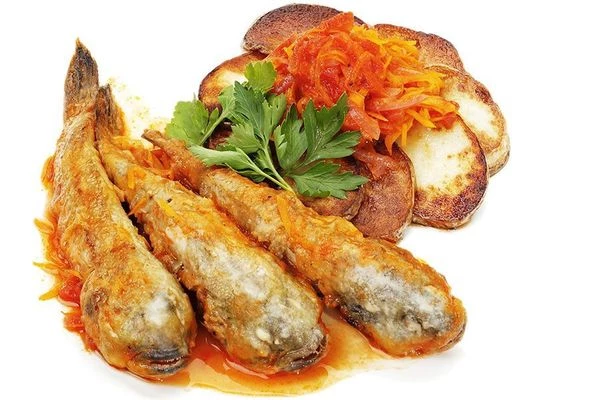 Подайте горячую рыбку с картофелем, маринадом и зеленью.