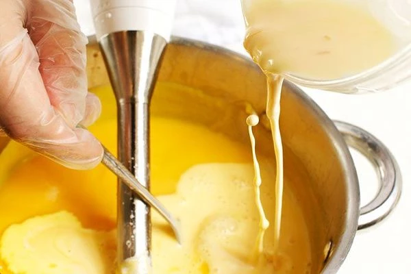 Влить яично-сливочную смесь в тыквенный суп, еще раз пробить блендером и довести до кипения.