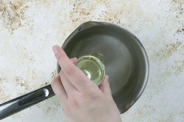 В кастрюлю налить воду, добавить соль (раствор должен получиться достаточно соленым), растительное масло, лавровый лист.