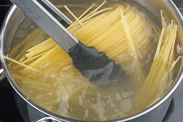 Отварить в кипящей подсоленной воде спагетти в соответствии с указаниями на пачке до состояния альденте.
