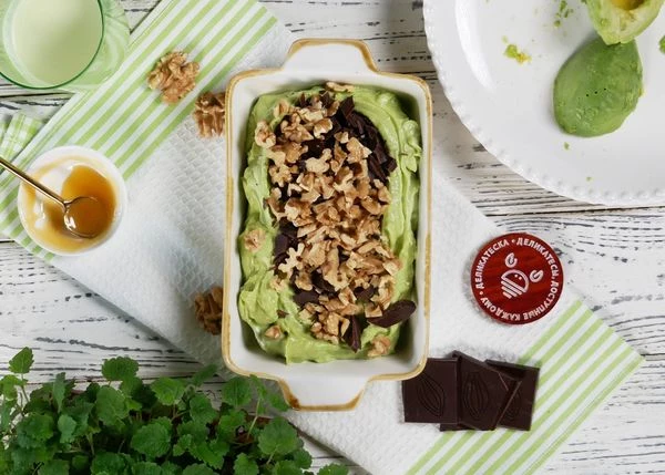 Добавить измельченные орехи и шоколад.