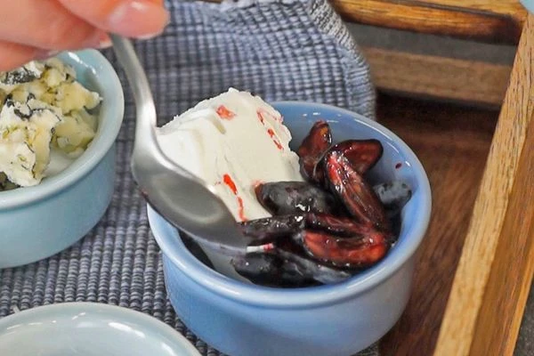 Второй оформить ягодами свежей жимолости. 

