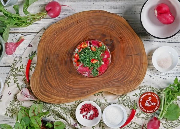 Посыпать нарезанным укропом и перцем чили.