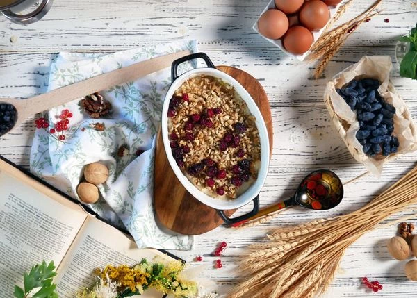 Посыпать измельченными орехами, добавить цукаты.