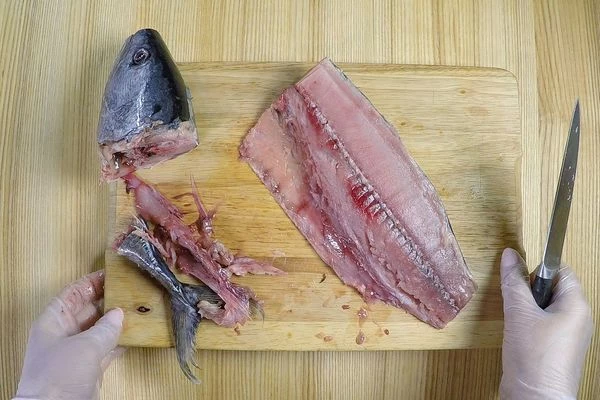 У пеламиды удалить хвост, голову, зачистить от реберных костей.