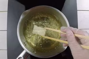 В глубокой кастрюльке разогреть растительное масло, обжарить в нем тофу.
