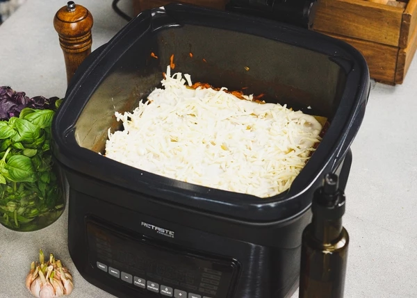 Посыпать сыром. Включить режим smart cook P3 на 25 минут. Накрыть аэрогриль прозрачной крышкой. 
