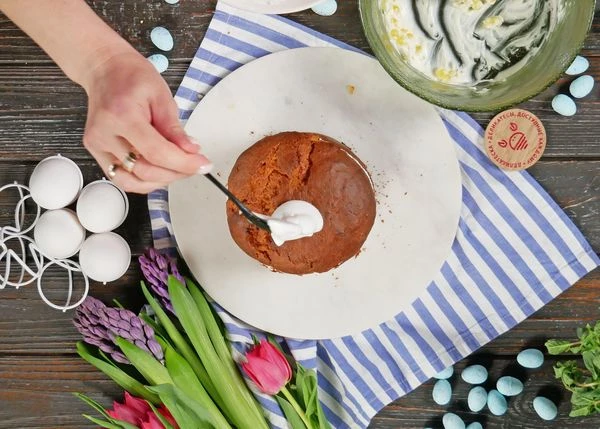Смазать края глазурью. Накрыть шапочкой. Намазать глазурью. 