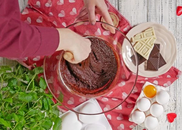 Добавить соль, какао, муку и ванилин. Вымешивать до однородной массы.