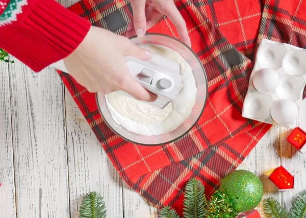 Для крема взбить сливки. Смешать сметану и сахарную пудру, взбить, затем ввести взбитые сливки. Хорошо перемешать.