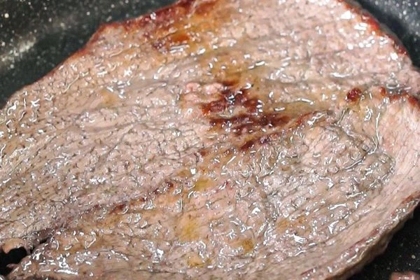 Обжарить на оливковом масле с двух сторон. 