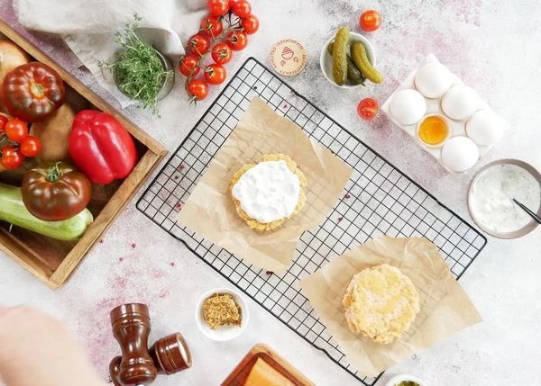 Обжаренную котлету переложить на тарелку для подачи, намазать соусом. 