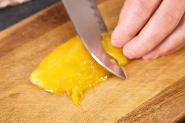 Манго разморозить, нарезать слайсами.