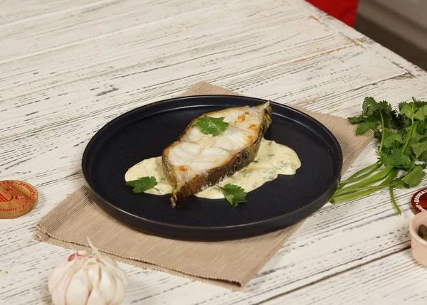 На тарелку для подачи выложить соус и стейки. Оформить кинзой. Приятного аппетита! 
