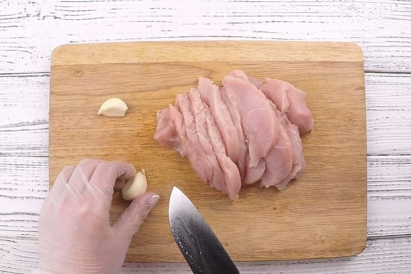 Чеснок мелко порубить.