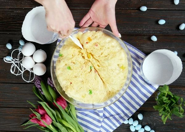 Тесто должно увеличиться в объеме вдвое. Разделить на 2 части.