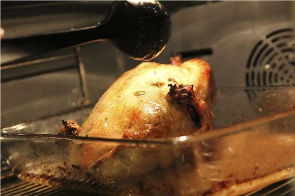 Пока наша утка загорает в духовке, приготовим глазурь. Поставьте небольшую кастрюльку на огонь. Влейте в нее 2 ст. ложки белого полусухого вина, добавьте 1 ст. ложку меда и сок 1 апельсина. Если утка весит больше 2 кг, количество меда нужно удвоить. Варите соус  в течение 15-20 минут, пока  не уварится вдвое. Отставьте в сторону остывать.