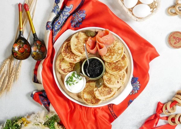 Подавать со сметаной, икрой и слабосоленой рыбой. Приятного аппетита! 