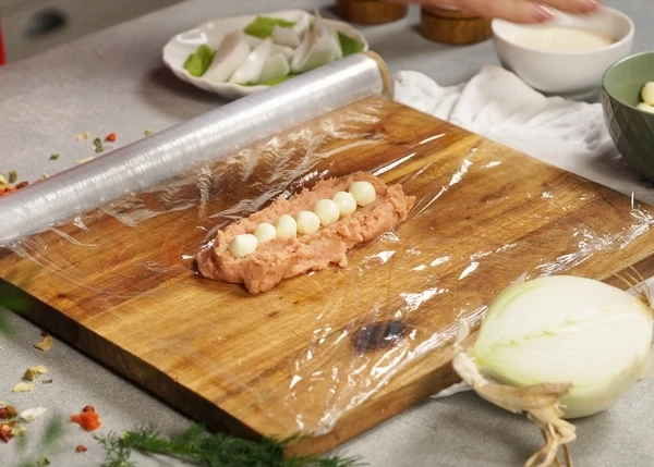 В углубление выложить сыр.