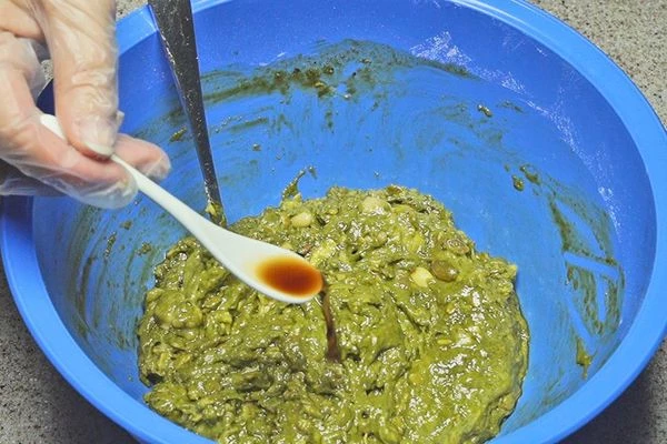 Ваниль концентрат или порошок ванилина. Замесить тесто.