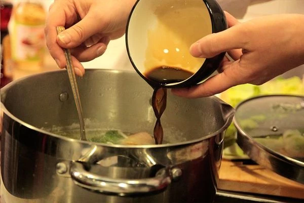 Креветки очистите от панциря, удалите кишечник. Гребешки нам понадобятся целиком. Рыбу нарежьте небольшими прямоугольниками.