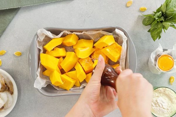 Затем нарезать на кусочки, выложить в форму для запекания, посолить. 