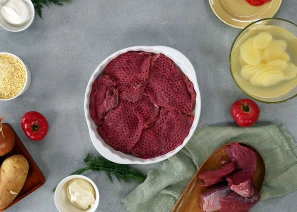 Выложить на лук, посолить и поперчить.