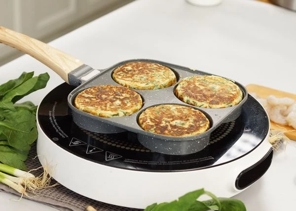 Жарить по 2 минуты с каждой стороны на медленном огне.