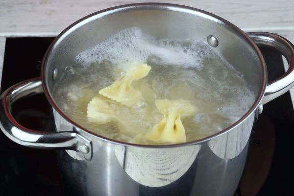 Отварить бантики в большом количестве кипящей подсоленной воды, слить. 