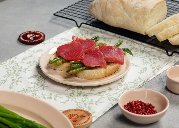 Тунец выложить на спаржу. Сразу подавать к столу. Приятного аппетита!
