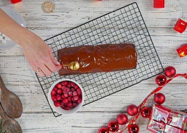 Растопить шоколад. Полить кекс.