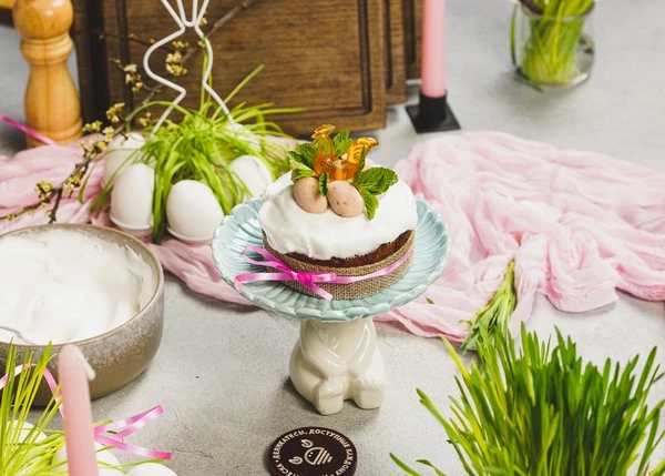 Оформить леденцами, марципаном и мятой. Светлой Пасхи!
