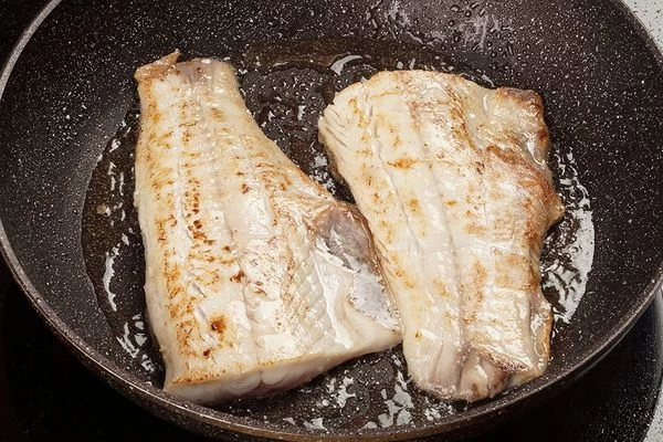 С дух сторон по 3-4 минуты, до золотистой корочки. Снять с огня, дать постоять в теплом месте 5-7 минут.