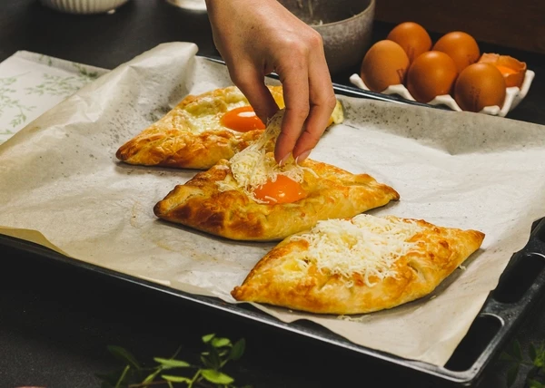 Присыпать сыром. Убрать в духовку еще на 3 минуты.