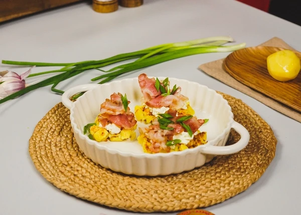 Сверху бекон. Украсить зеленым луком. Сразу подавать к столу. Приятного аппетита! 
