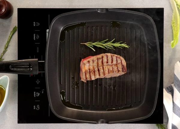 Стек комнатной температуры обжарить на гриле с добавлением масла и розмарина, посолить и поперчить.