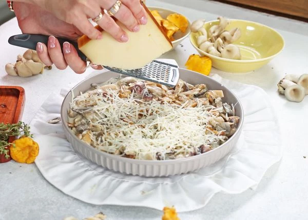 Потереть сверху пармезан. Выпекать в разогретой до 180 градусов духовке 5 минут.