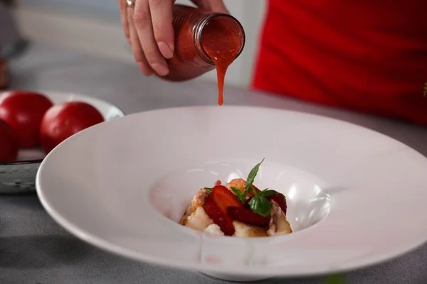 Оформить базиликом. При подаче вылить суп в тарелку. Приятного аппетита!

