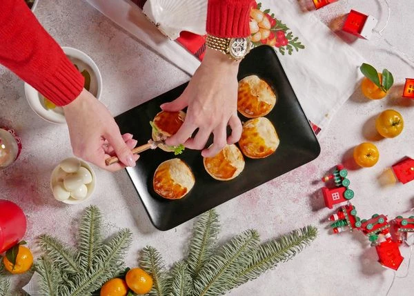 В каждый “гребешок” выложить лист салата, начинку и по 1 отварному очищенному перепелиному яйцу.