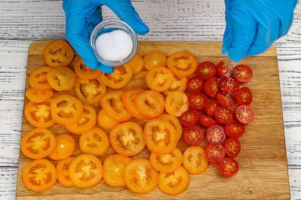 Помидоры нарезать кружочками, черри половинками, присыпать солью и оставить постоять примерно 1-1,5 часа.