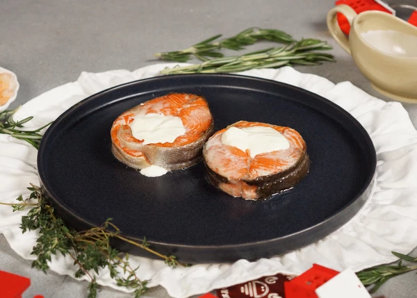 Готовые стейки выложить на тарелку, удалить нитки и шарик из фольги. В серединку залить соус.