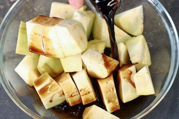 Нарезать крупными кусочками и полить соевым соусом, перемешать, оставить мариноваться на 5 минут.