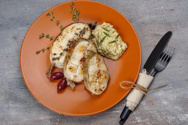 Подать стейки трески с соусом.