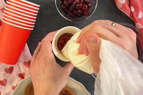 На бисквит по внешнему краю отсадить крем.