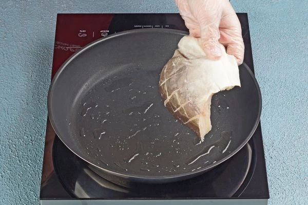 На коже филе мольвы сделать неглубокие надрезы в виде решетки.